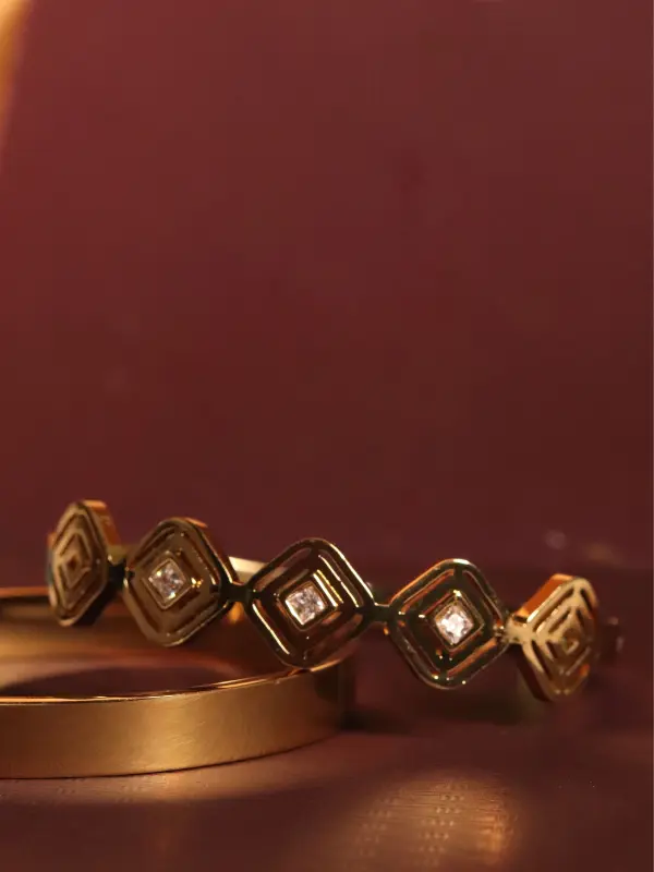 Geometric Diamond-Grid Gold Bangle - Image 2